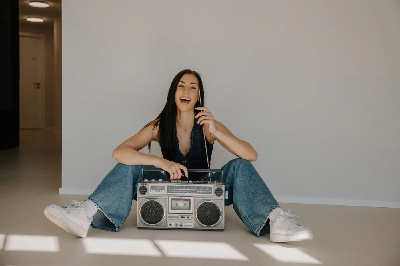 Aline Rutishauser mit Radiogerät