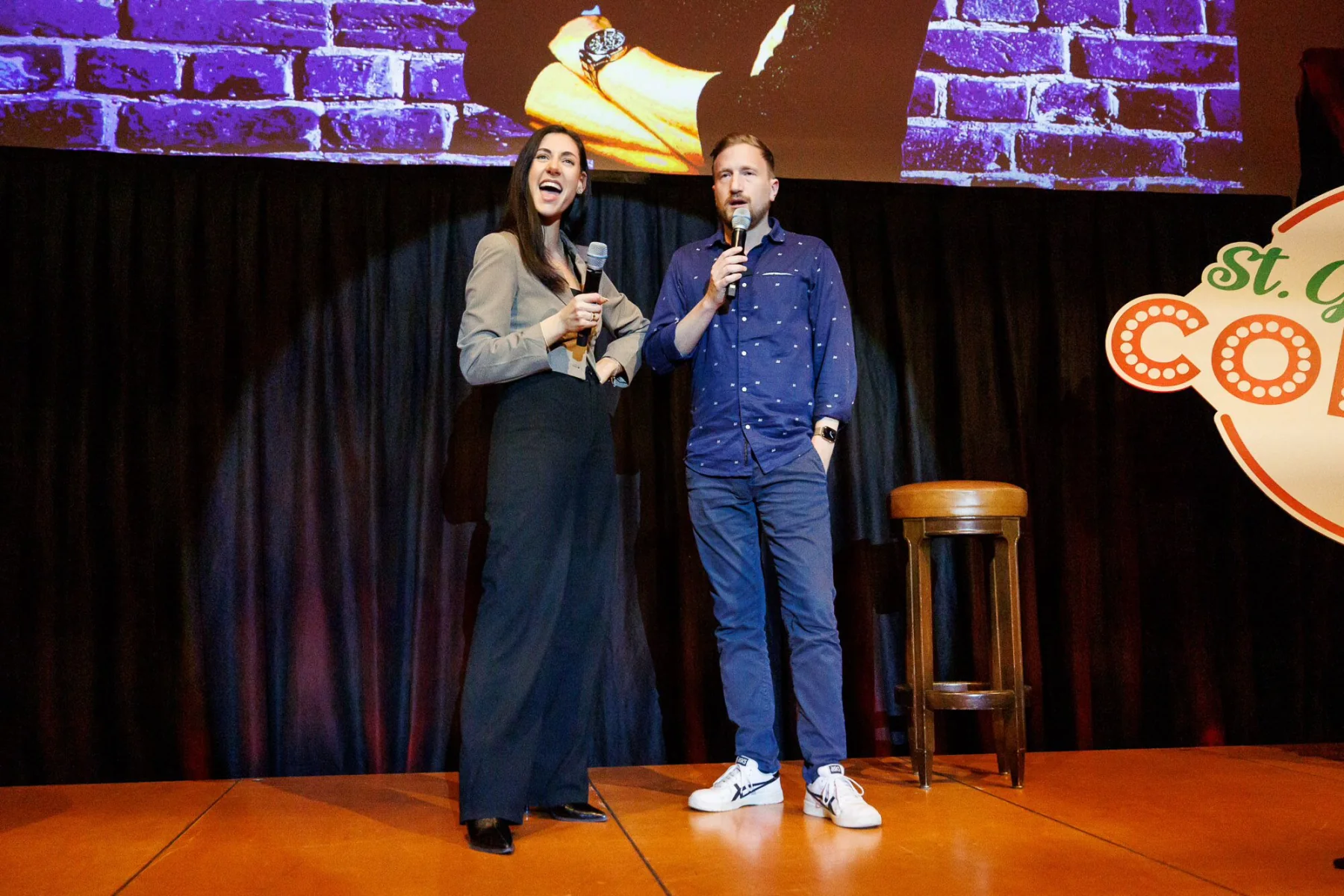 Aline Rutishauser mit dem Team nach einer Show