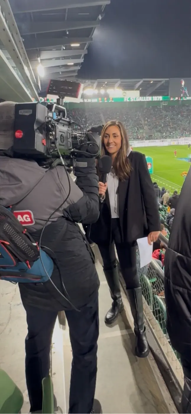 Aline Rutishauser bei einem Interview im Stadion