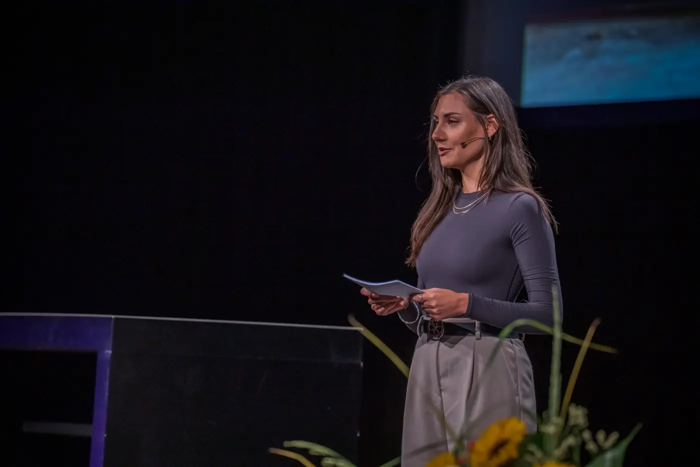 Aline Rutishauser als Moderatorin auf der Bühne