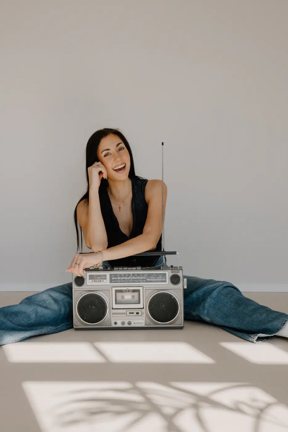 Aline Rutishauser mit einem Radiogerät