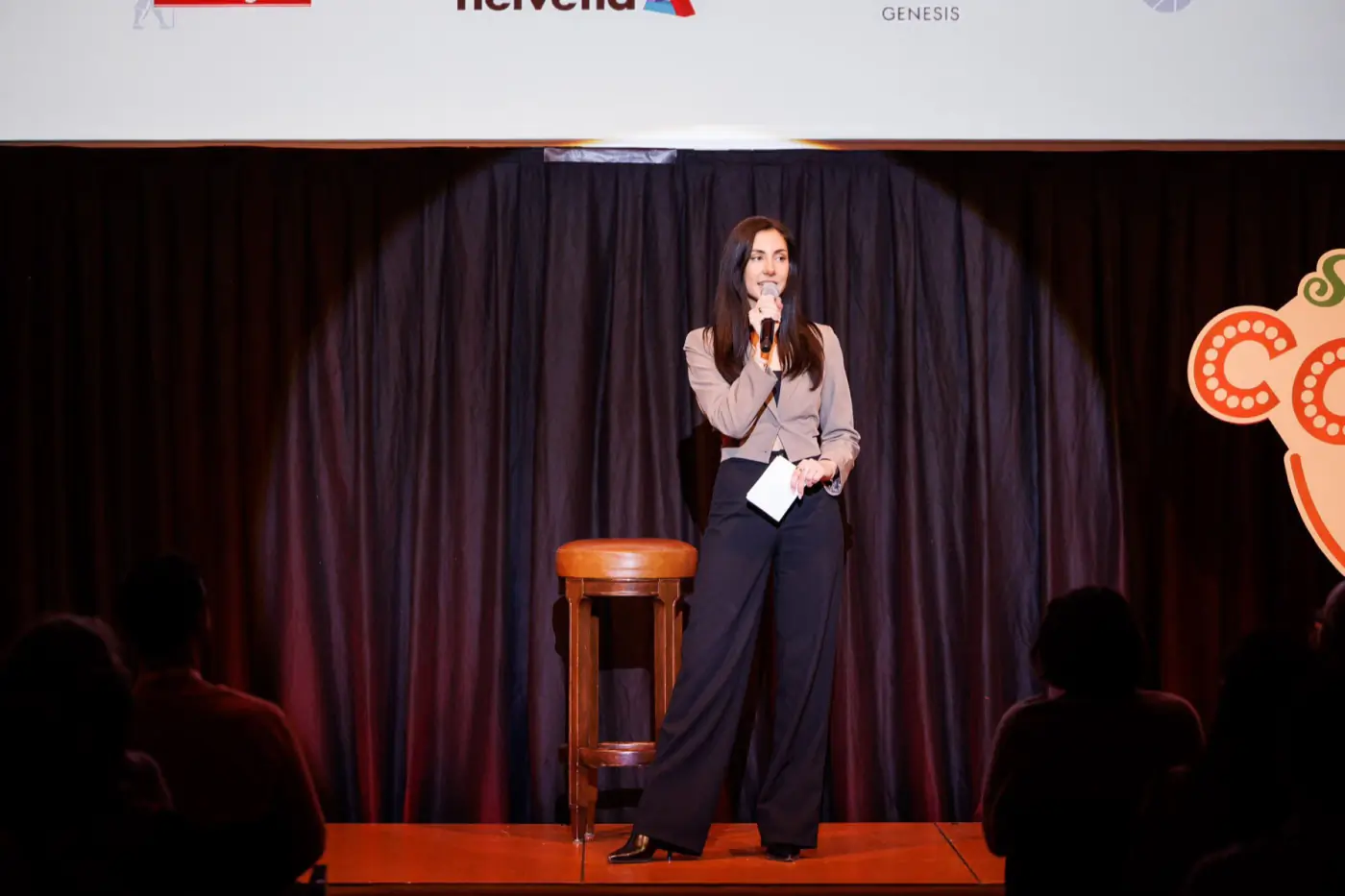 Aline Rutishauser bei einer Bühnenmoderation an der Comedy Nacht