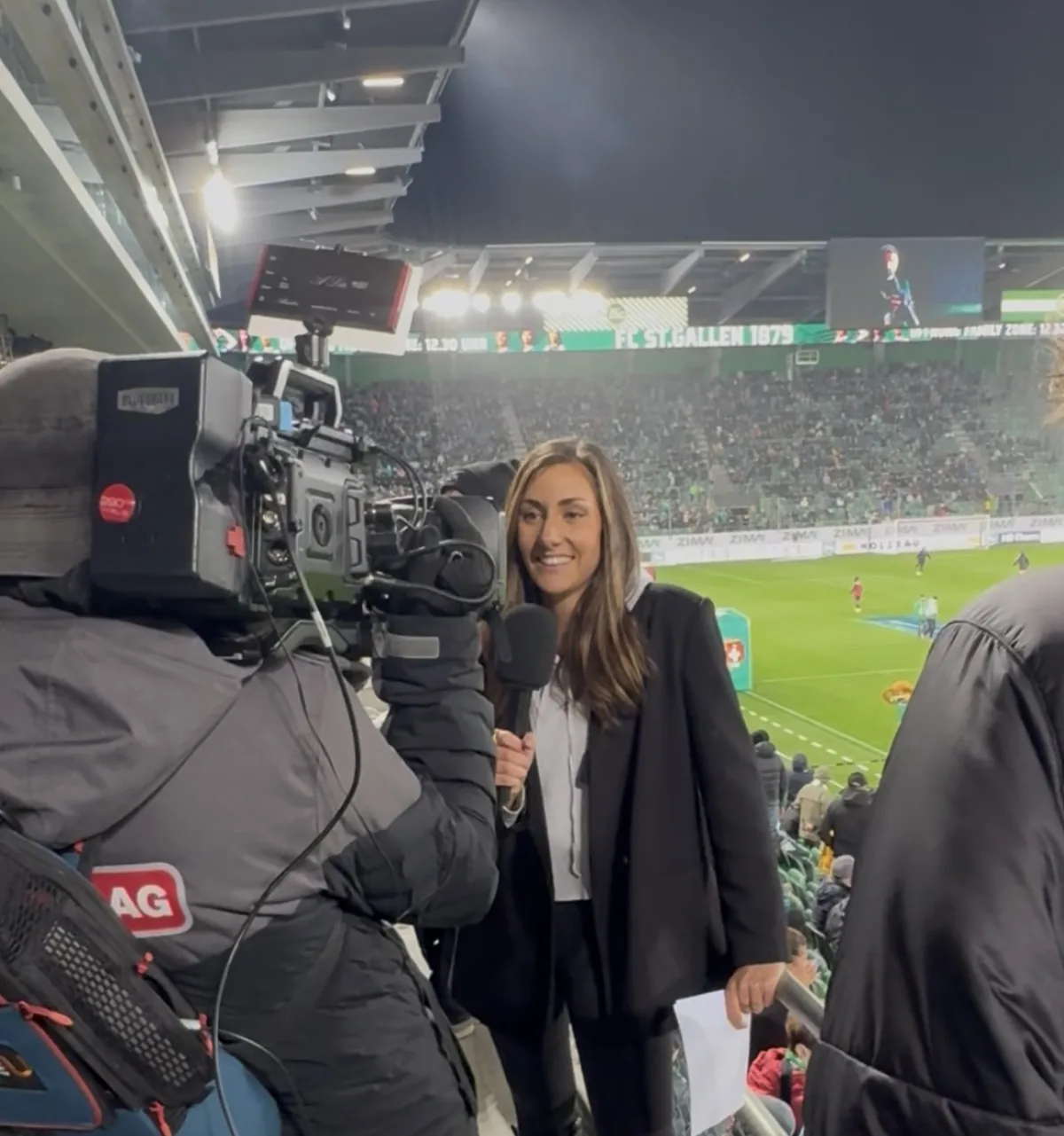 Aline Rutishauser vor der Kamera im Stadion des FC St. Gallen