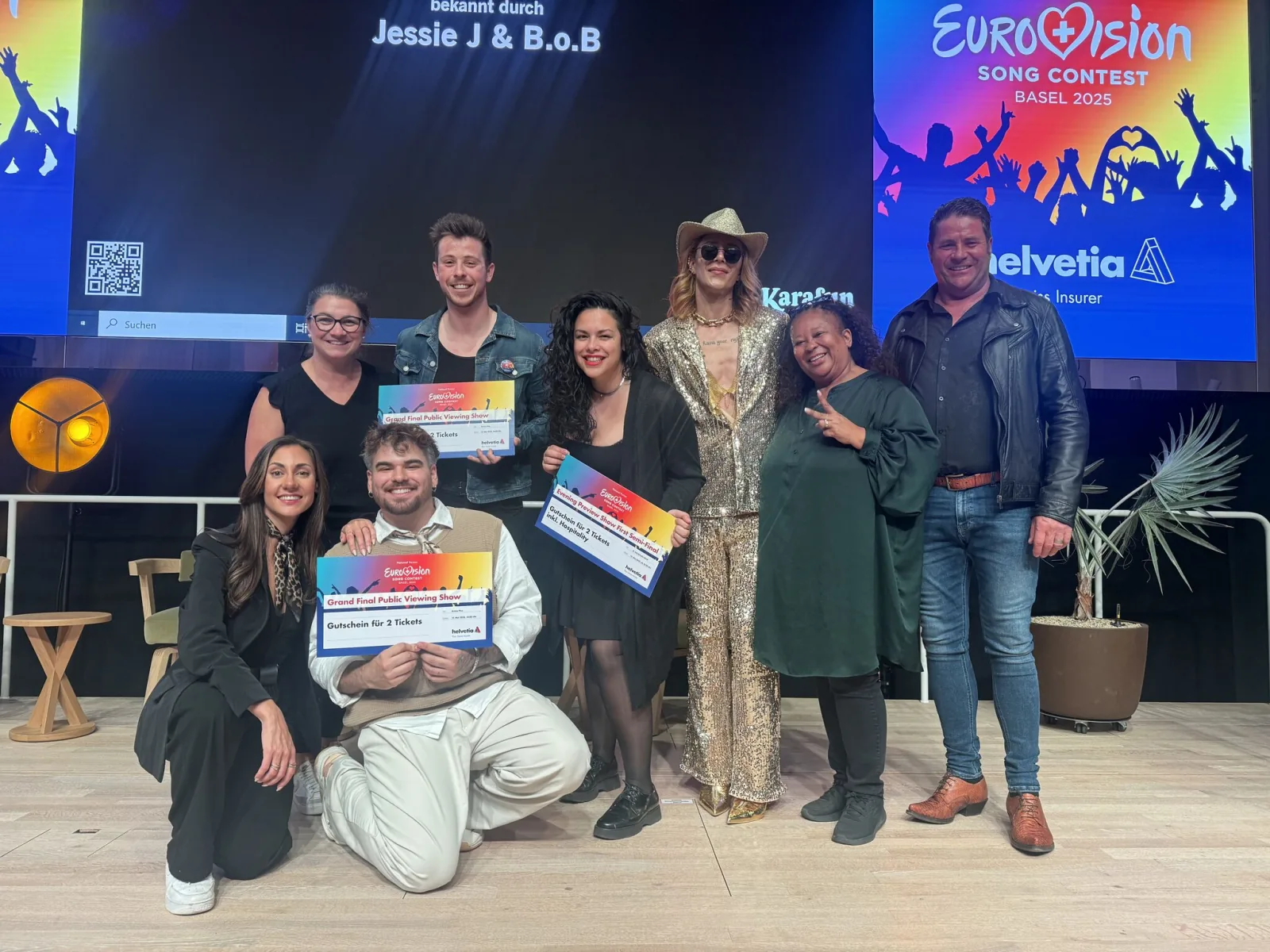 Aline Rutishauser mit Gästen an einem Helvetia Event zum Eurovision Song Contest