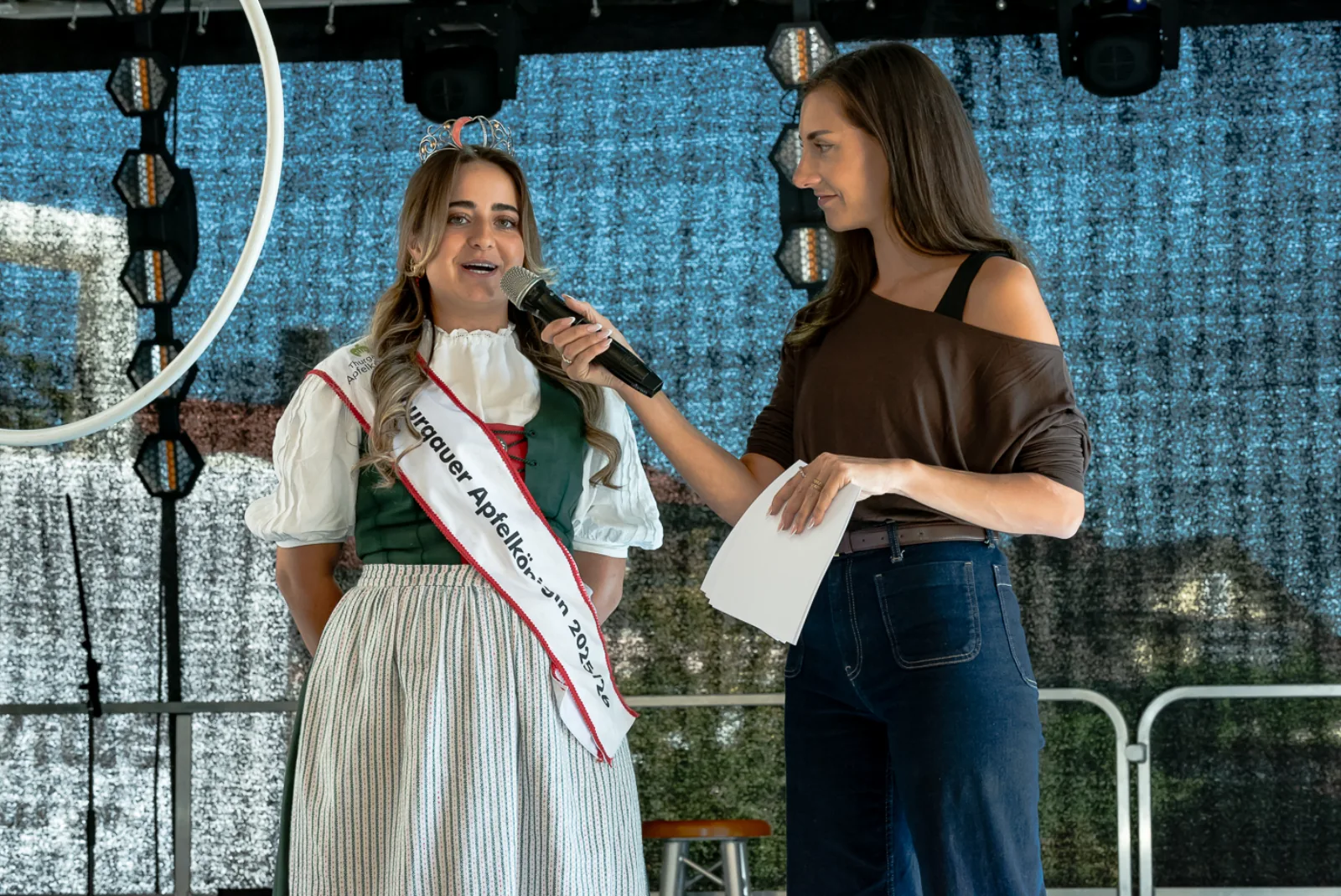 Aline Rutishauser führt ein Interview am Jubiläumsevent Amriville