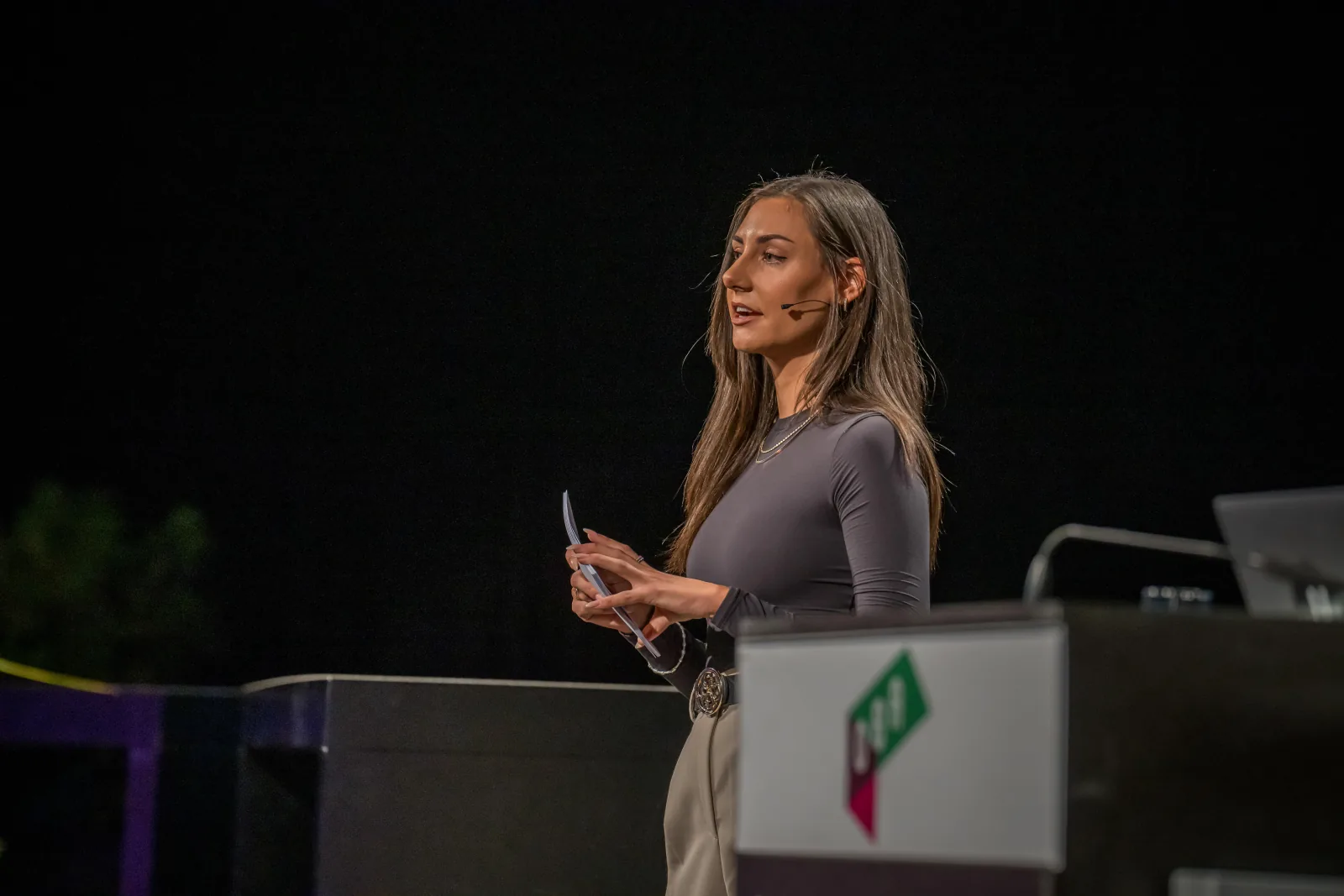 Aline Rutishauser auf der Bühne an der OBA