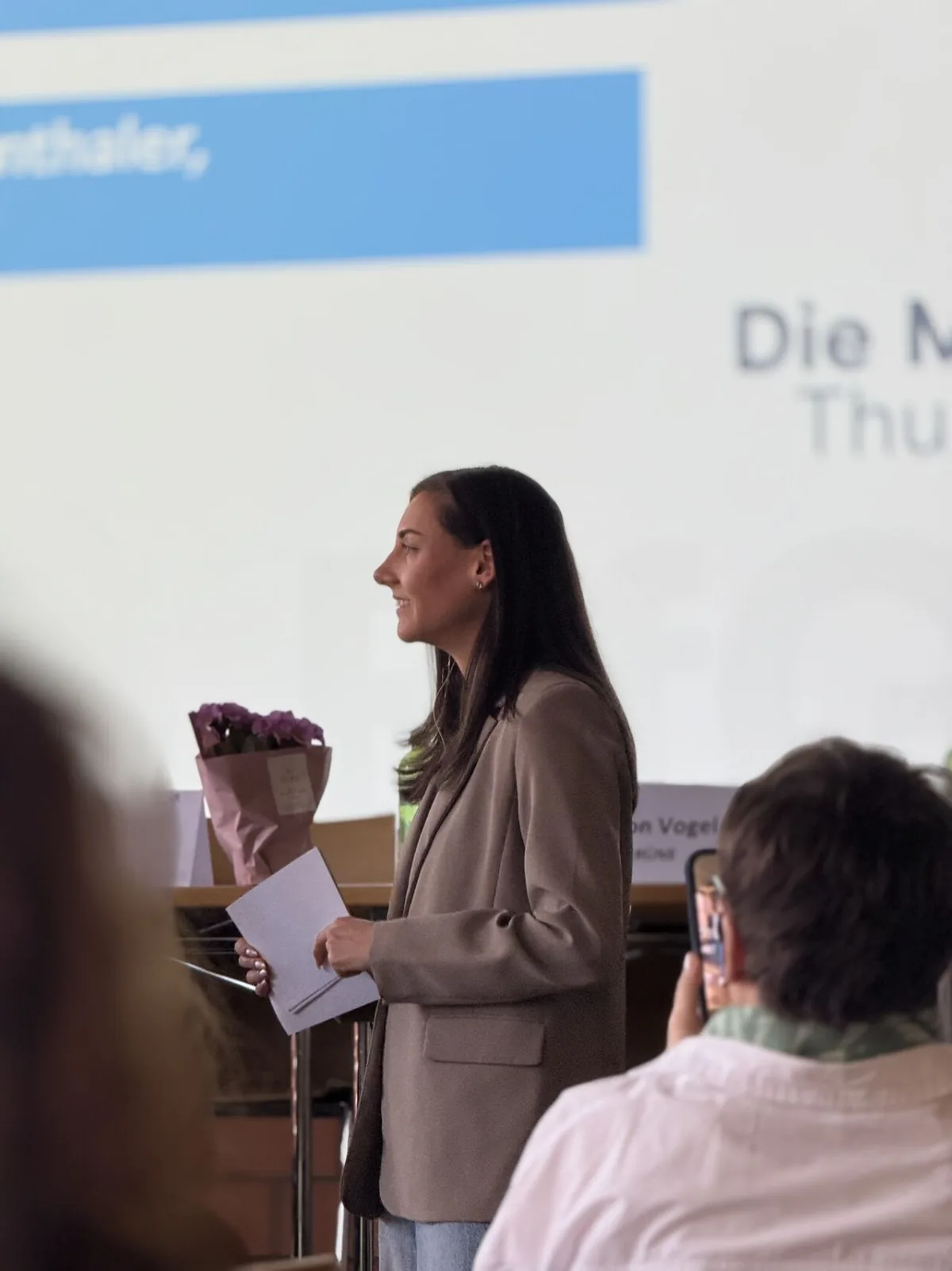 Aline Rutishauser moderiert ein Politpodium